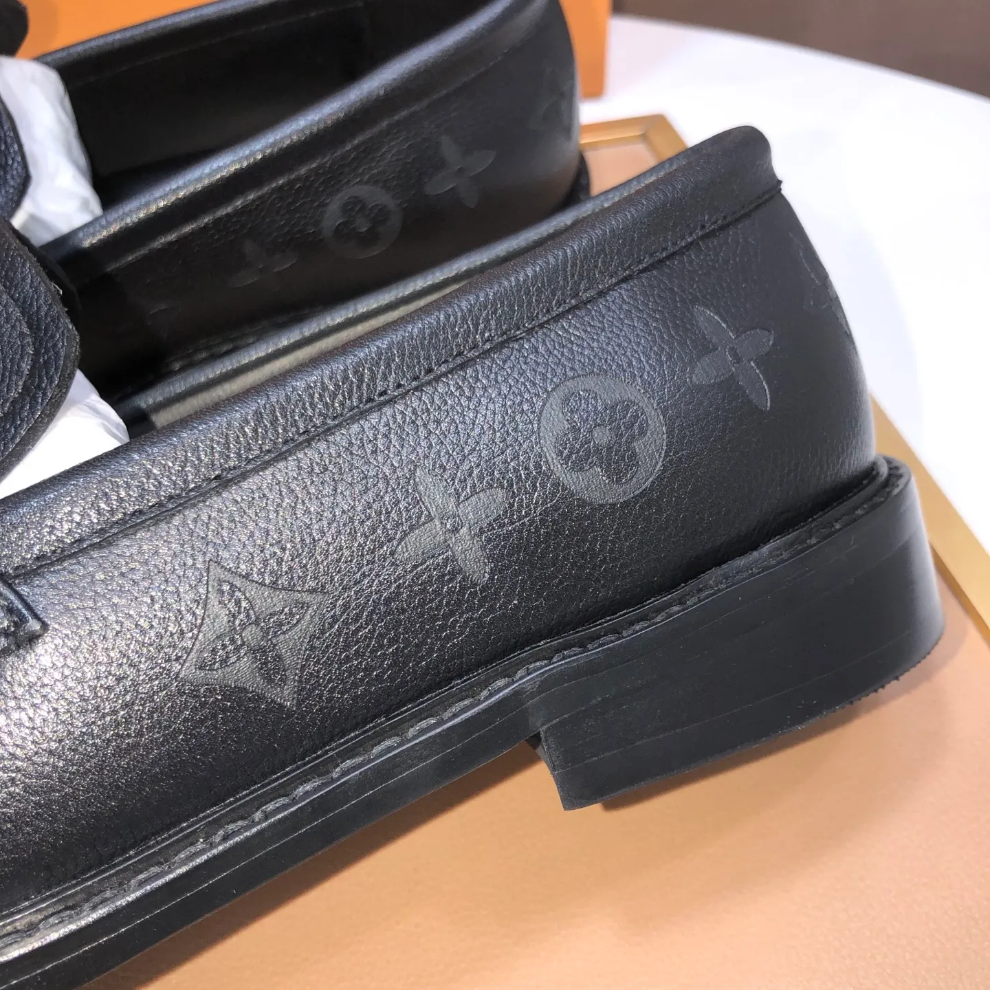 Men's men's shoes💰460💰【LV】(sheepskin lining) formal men's shoes! The high-end formal wear style is luxurious and elegant, with both practicality and style. We pay special attention to quality and details. The original version at the counter is 1:1 ultra-accurate replica👍🏻 The shoe last, leather, workmanship and comfort are not inferior! Material: imported cowhide upper, soft first layer of sheepskin! Code number: 38-45 (45 customized)
